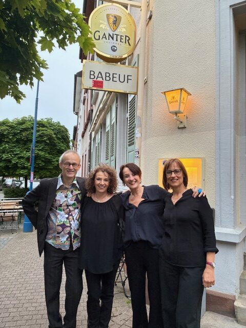 VocAnnette, 3 Sängerinnen und 1 Pianist, vor dem Babeuf in Freiburg